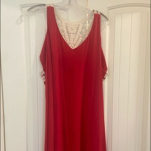 Dress with detail on the back; dark coral color